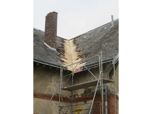 Restauration d'une charpente sur une dpendance du chateau de Neuvy en Mauges (49)